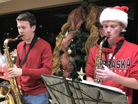Junior Braxton Fjeldsted and senior Jace Armstrong play a set of Christmas tunes at a local dinner party. The Combo only had a couple weeks to prepare around ten songs, but even still, they played some very catchy dining music.