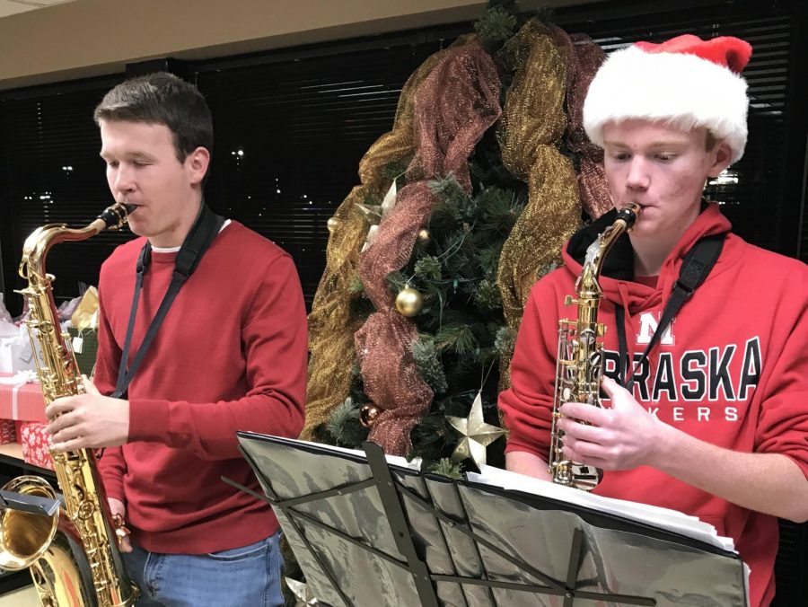 Junior Braxton Fjeldsted and senior Jace Armstrong play a set of Christmas tunes at a local dinner party. The Combo only had a couple weeks to prepare around ten songs, but even still, they played some very catchy dining music.