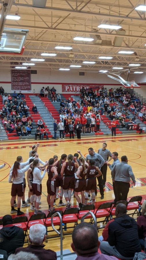 The+Monarchs+finish+their+huddle+by+grouping+together+and+going+over+their+final+game+plans.