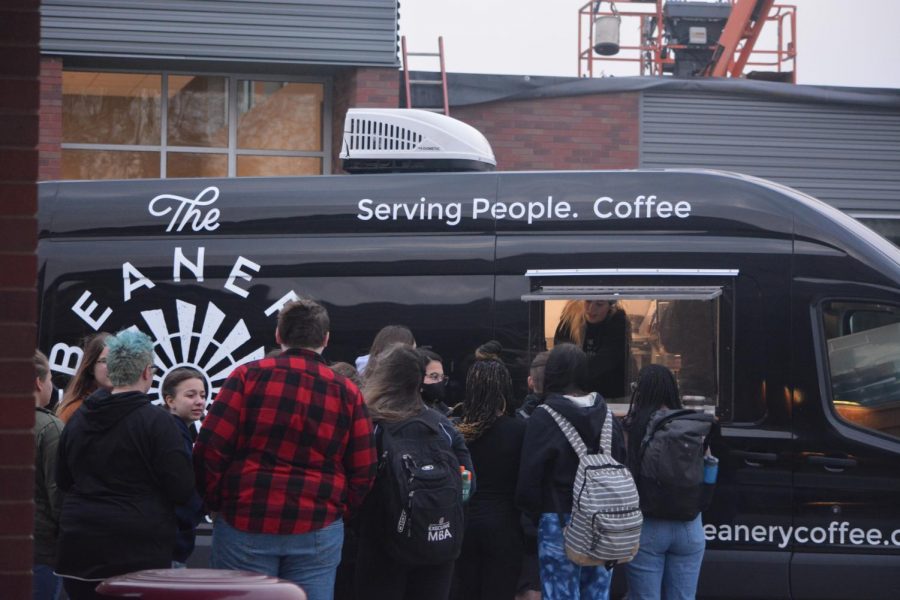 Students+eagerly+wait+in+line+for+their+coffee+from+The+Beanery+truck.