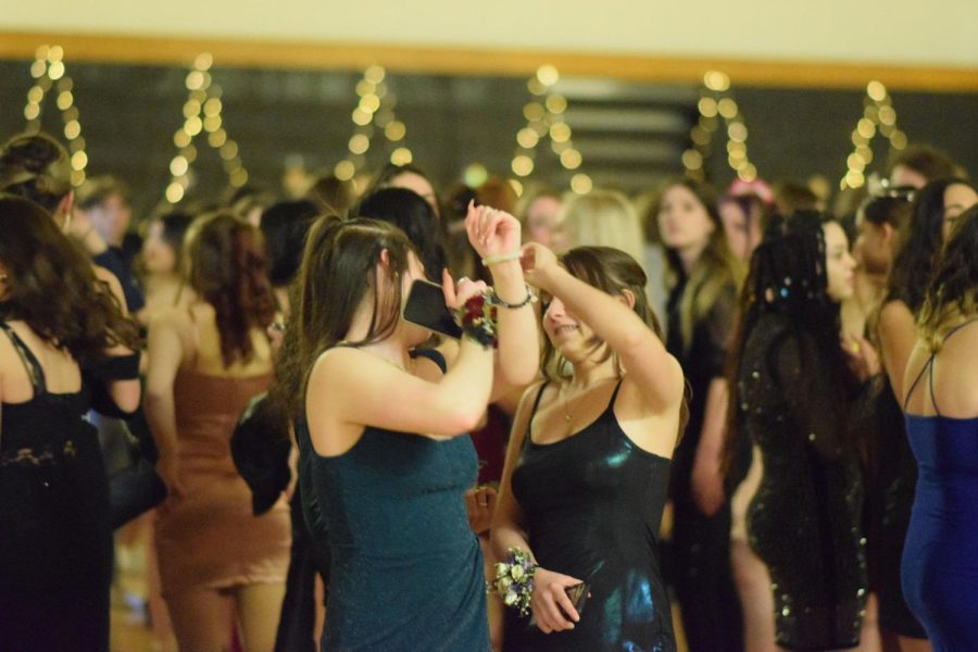 Student Council Organizes Winter Formal