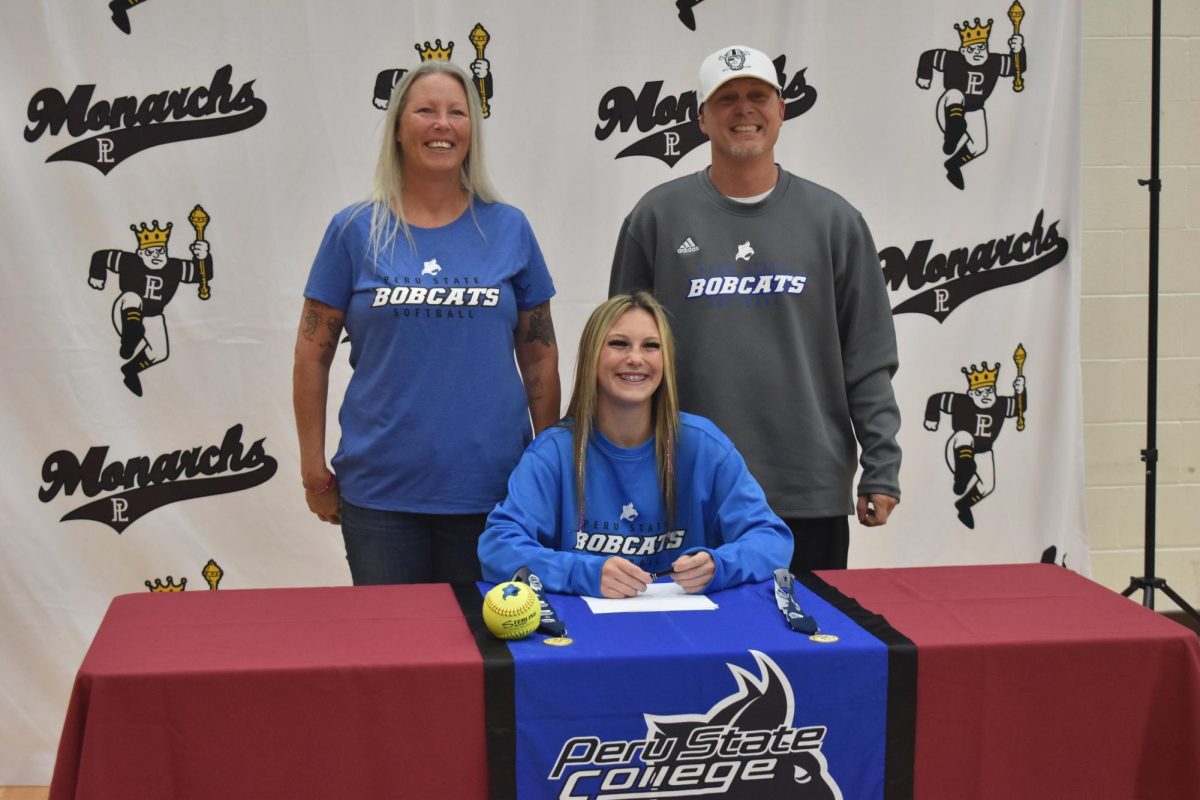 Senior+Kloey+Hamblen+Signs+to+Peru+State+College+to+continue+playing+softball.