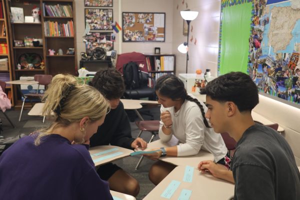 AP Spanish students play dominos